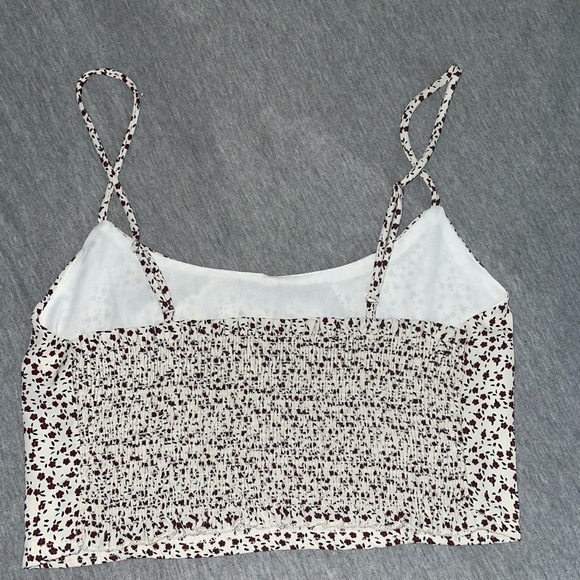 Cropped Camitop w/pretty floral print🤍 - Picture 2 of 3